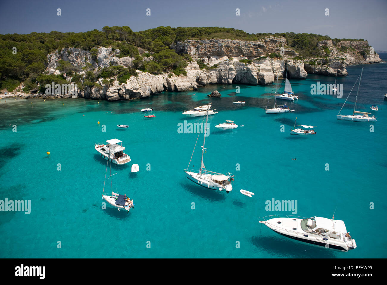 Jachten verankert in Cala Macarella, Menorca, Spanien Stockfoto