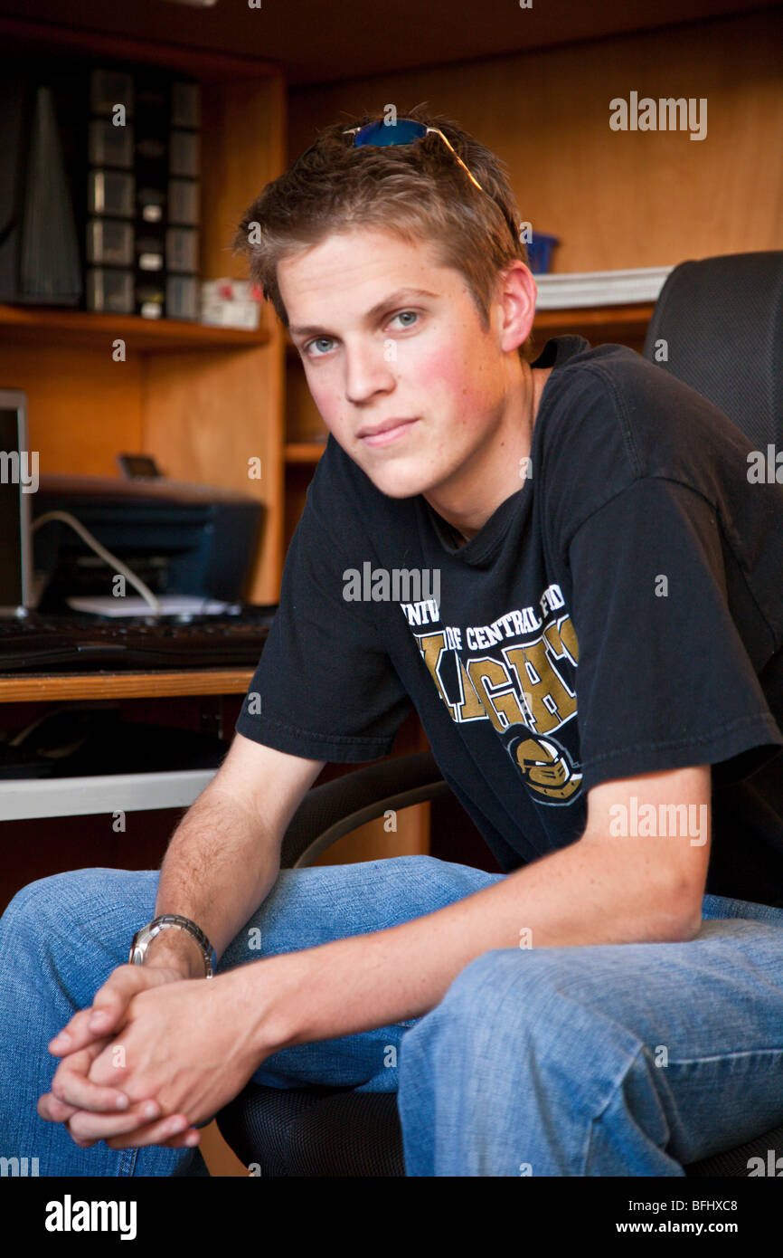 Orlando, FL - Nov 2008 - schwere jungen Neuling College-Student am Schreibtisch Stockfoto