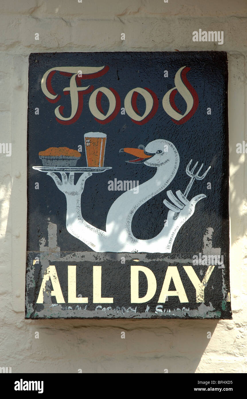 Essen serviert alle Tag-Zeichen an der Wand des Swan Gastwirtschaft, Swan grün, Lyndhurst, Hampshire, England, UK Stockfoto