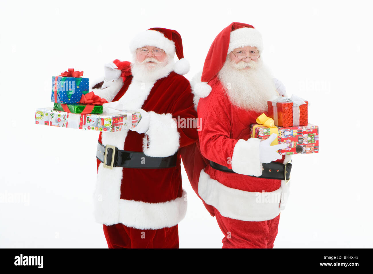 Zwei Männer gekleidet als Weihnachtsmann mit Geschenken Stockfoto