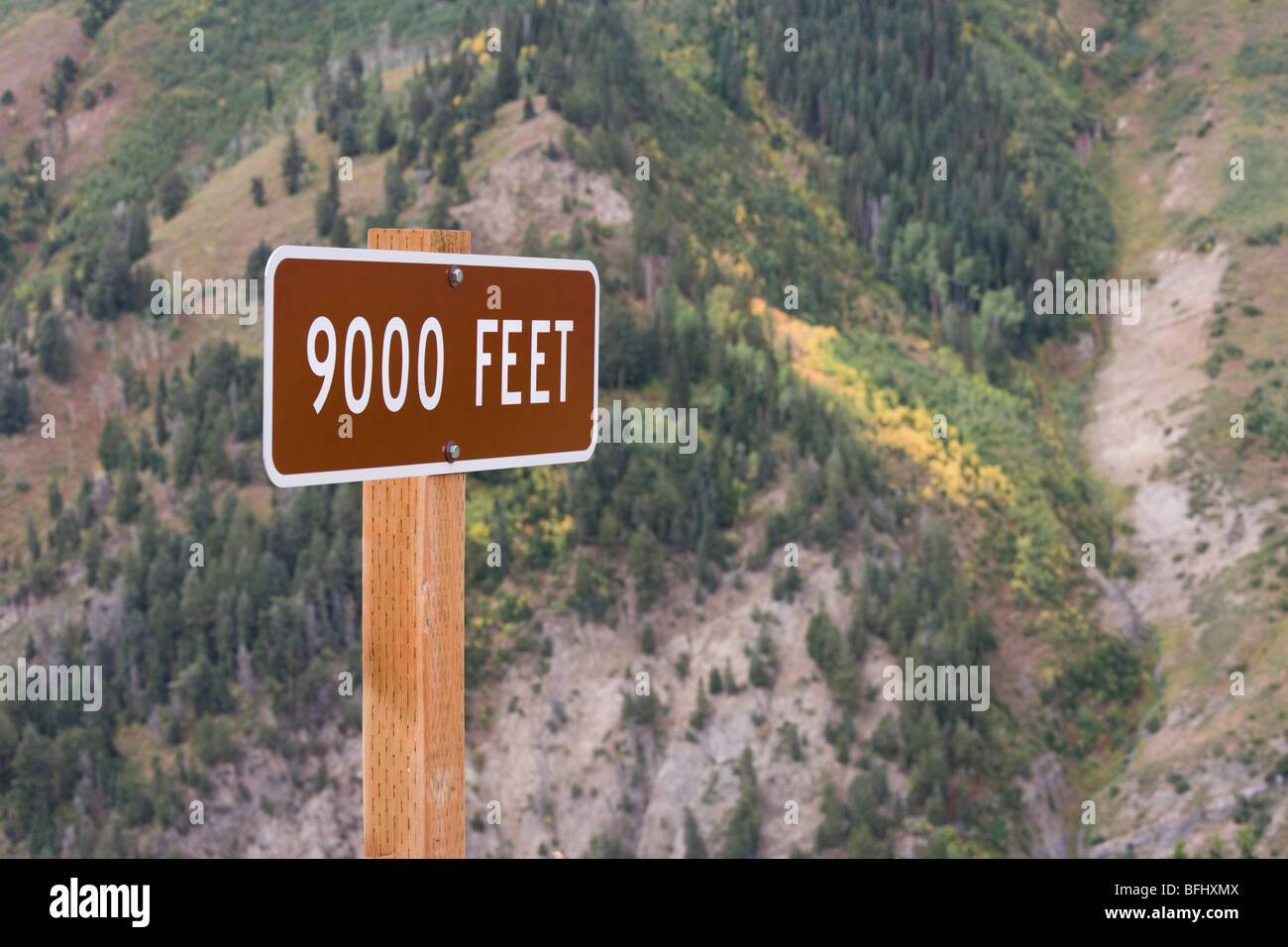 Zeichen großer Höhe 9000 ft Füße. Blick von der Mount Nebo Schleife uns Scenic Byway. Die ersten Anzeichen des Herbstes. Stockfoto