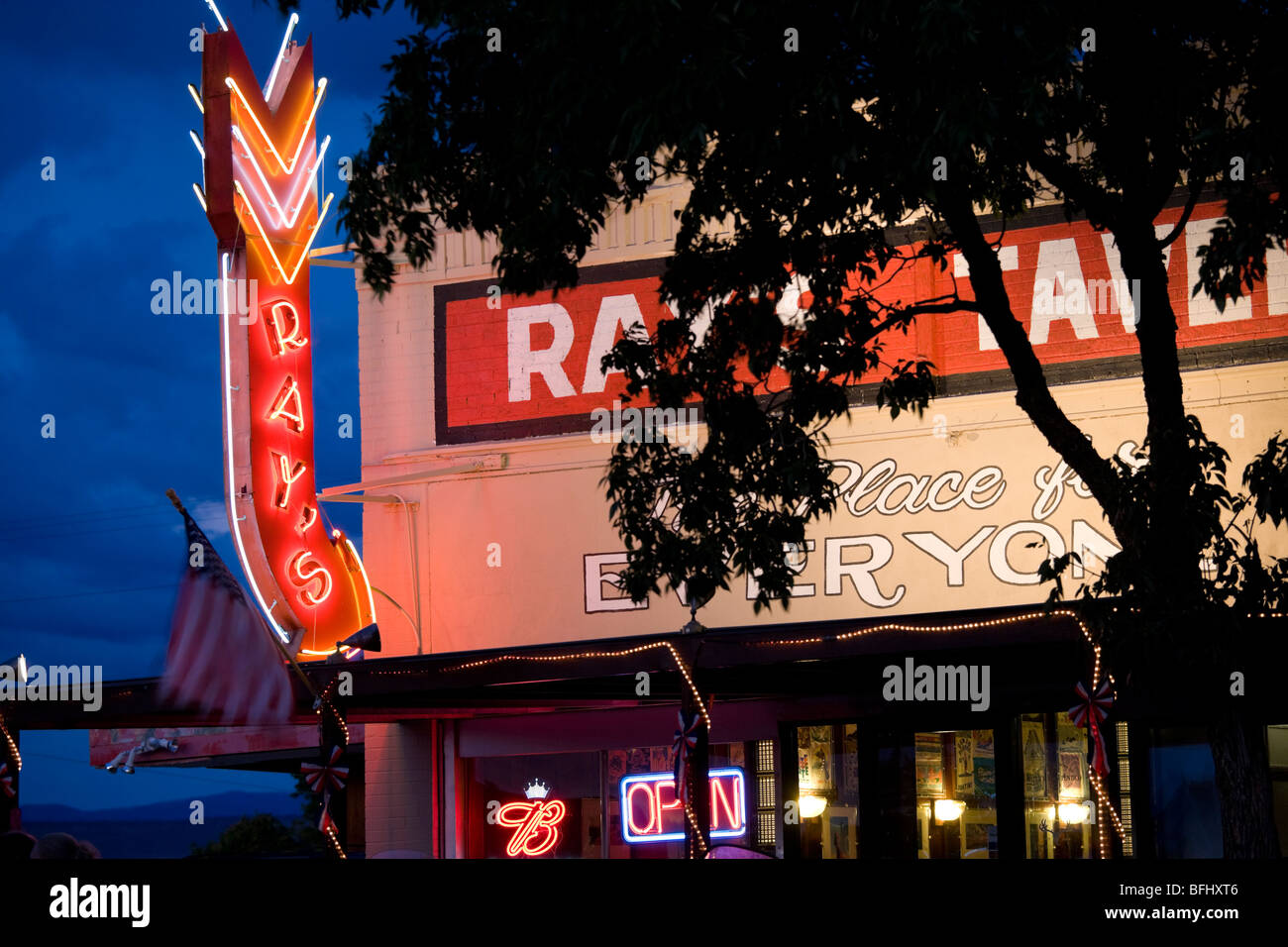 Green River Utah Ray Taverne Steakhouse; Bier und Burger Bar. Leuchtreklame in der Abenddämmerung Stockfoto