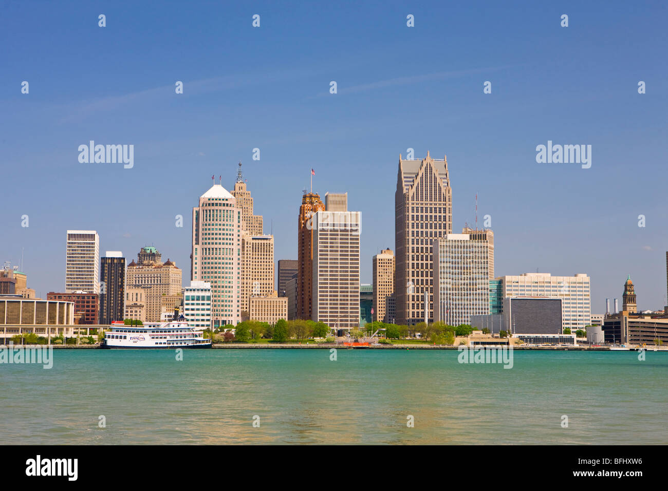 Skyline der Stadt von Detroit am Detroit River in Michigan, USA, gesehen von der Stadt Windsor, Ontario, Kanada Stockfoto