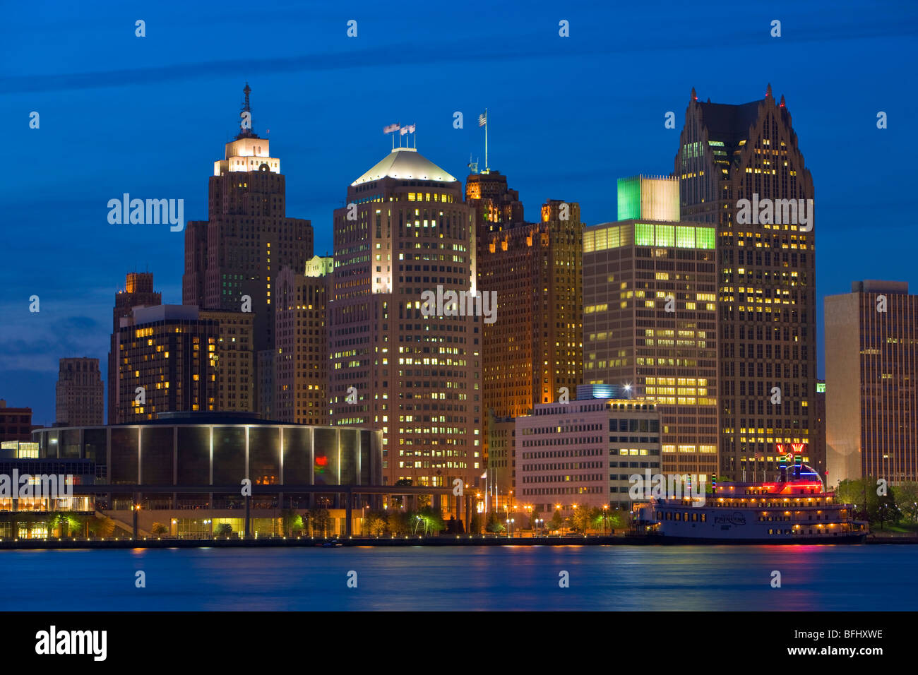 Skyline von der Stadt Detroit in der Abenddämmerung auf dem Detroit River in Michigan, USA, gesehen von der Stadt Windsor, Ontario, Kanada Stockfoto