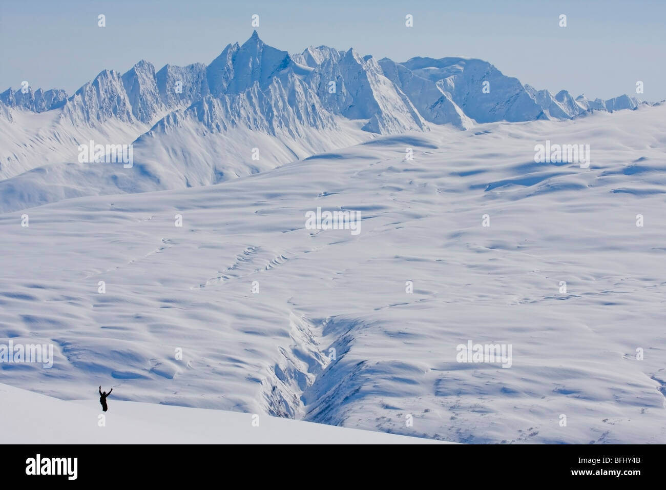 Ein Skifahrer genießen den Backcountry-Blick auf Valdez, Alaska, Vereinigte Staaten Stockfoto