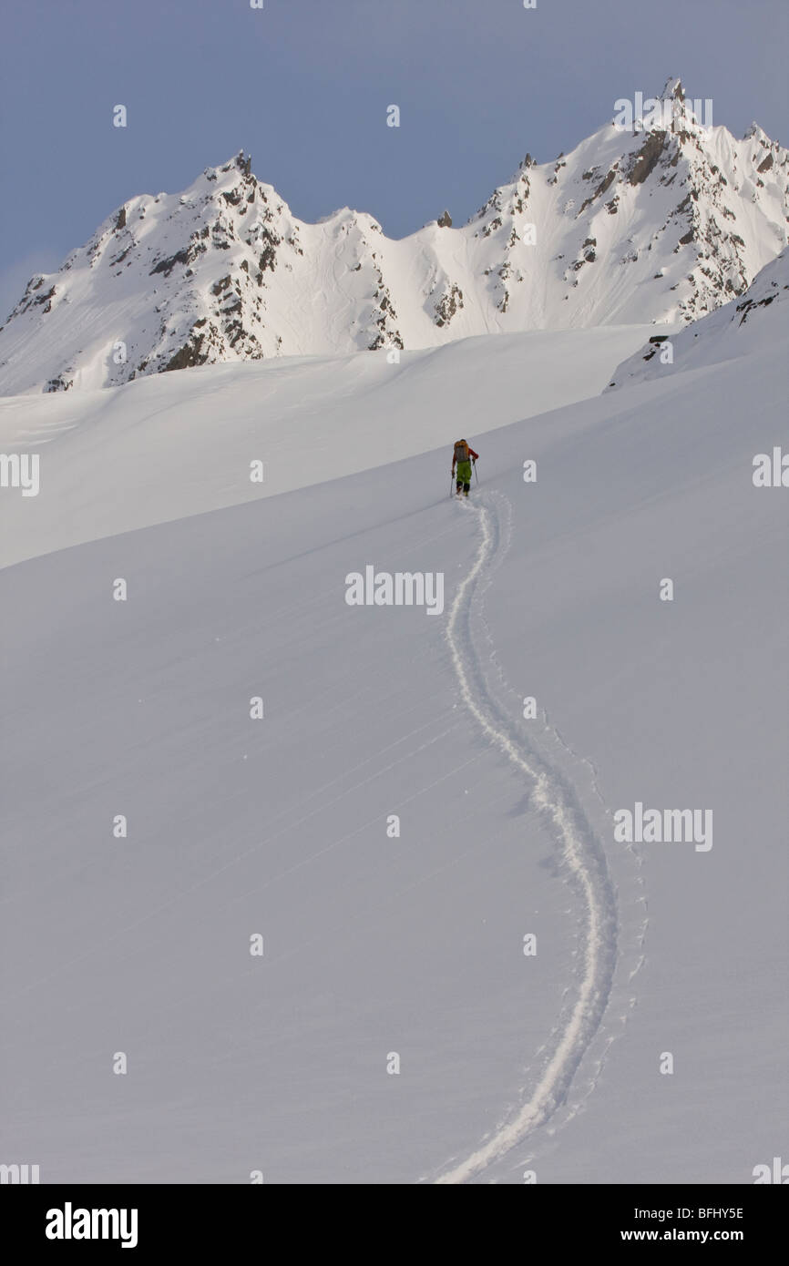 Ein Skifahrer-Uptracking kommt man zu Thompson Pass, Valdez, Alaska, USA Stockfoto
