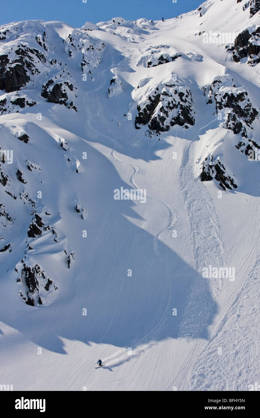 Ein Skifahrer abzubiegen nach unten von Thompson Pass, Valdez, Alaska, USA Stockfoto