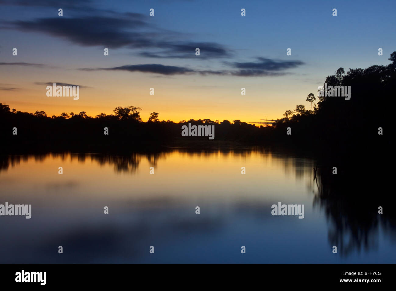 Die Sonne geht ein weiterer schönen Tag im Amazonas zu beenden. Stockfoto