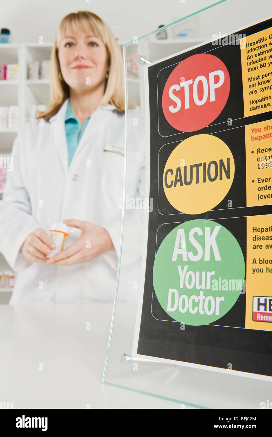 Weibliche Pharmactist stehen in der Nähe von Zeichen Stockfoto