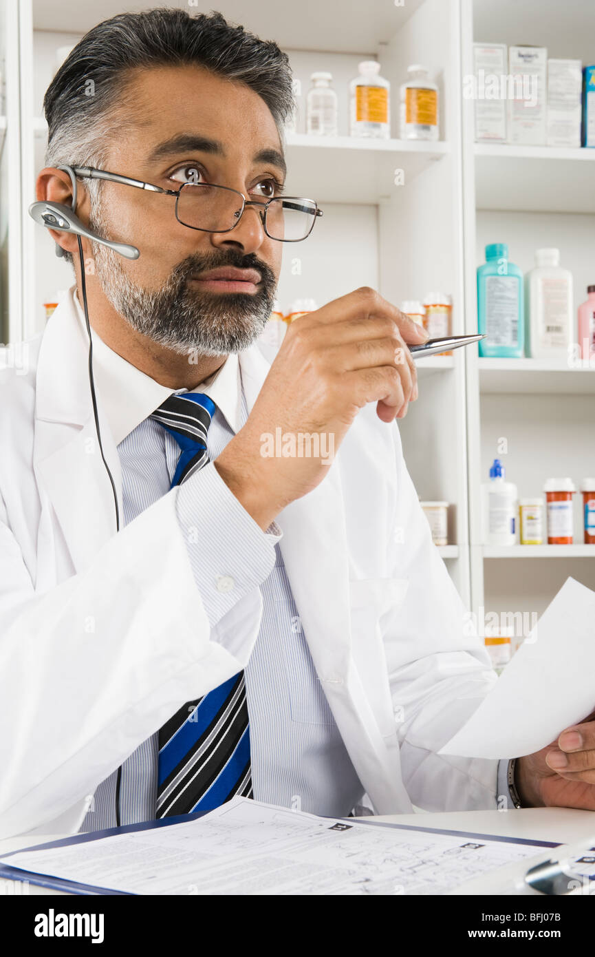 Männliche Pharmactist arbeiten in der Apotheke Stockfoto