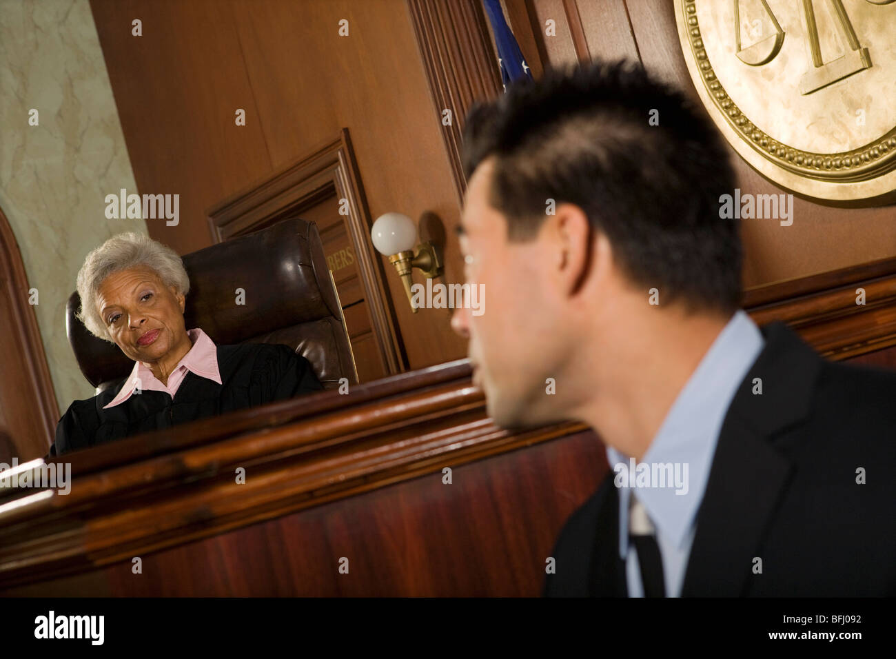 Zeuge vor der Richter vor Gericht Stockfoto