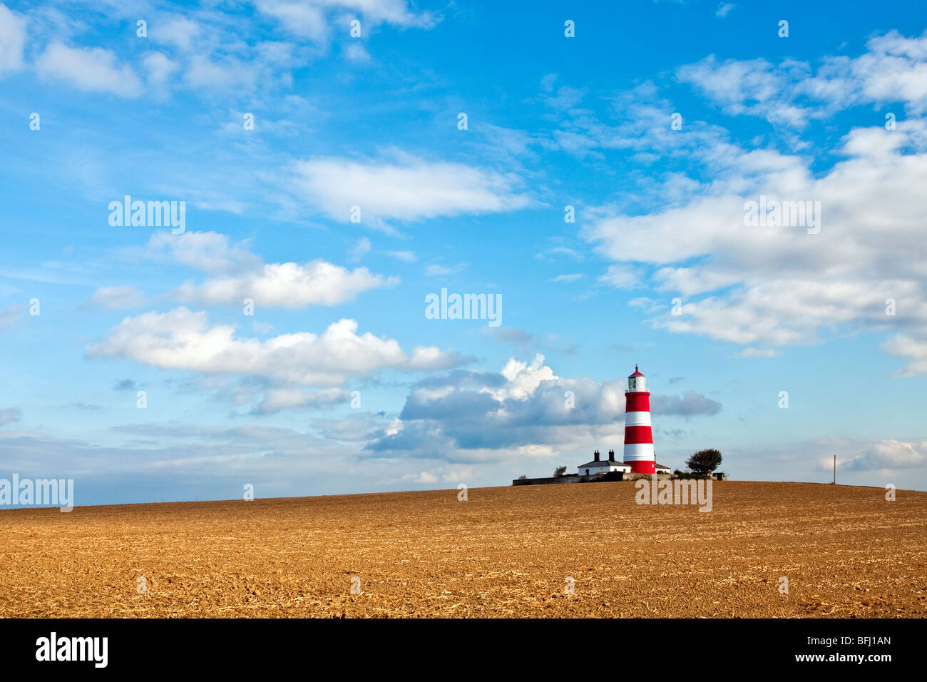 Happisburgh Leuchtturm gegen einen hellen, lebendigen Himmel an der Küste von Norfolk Stockfoto