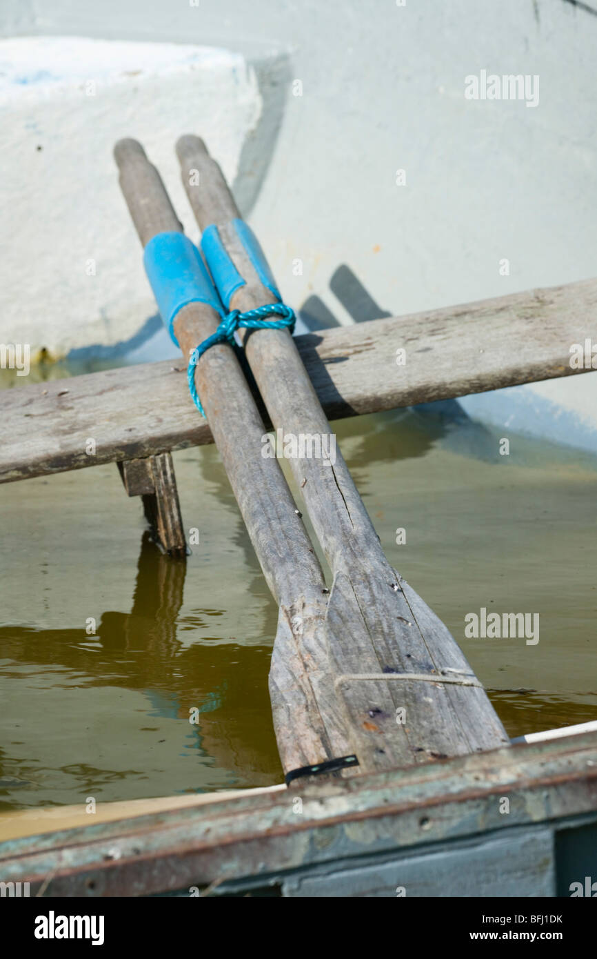 Rudern in einem Ruderboot voller Regenwasser Scilly-Inseln Stockfoto