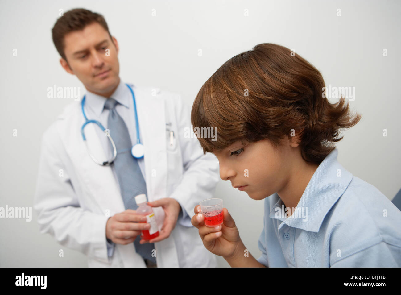 Junge Medizin in Flüssigkeit Maß halten Stockfoto