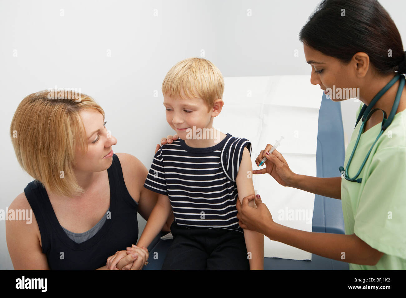 Mutter unterstützende Sohn empfangen Injektion Stockfoto