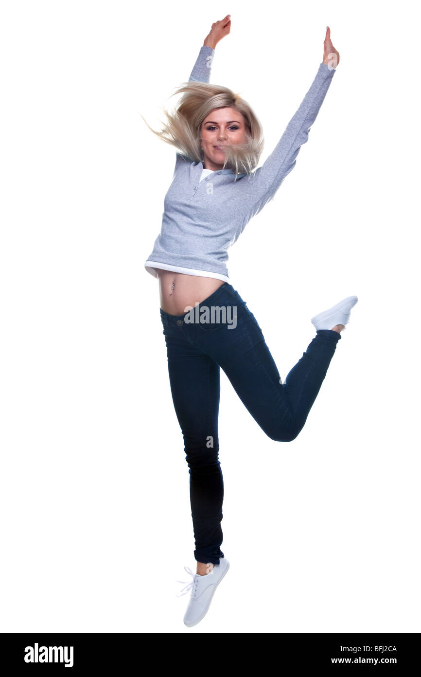 Eine blonde Frau in die Luft springen, leichte Bewegungsunschärfe. Isoliert auf weißem Hintergrund. Stockfoto