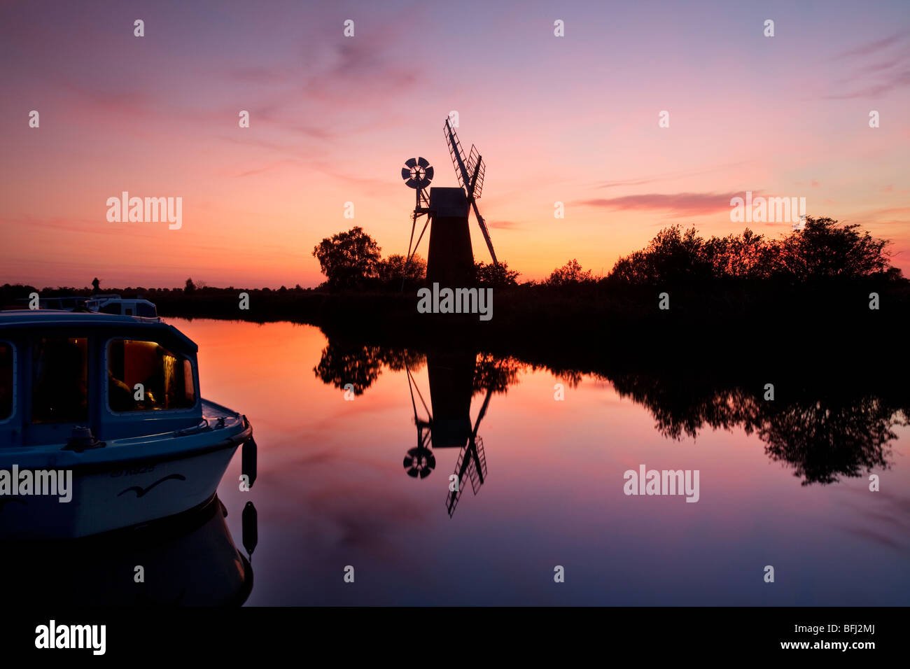 Turf Moor Entwässerung Mühle bei Sonnenuntergang auf den Norfolk Broads Stockfoto