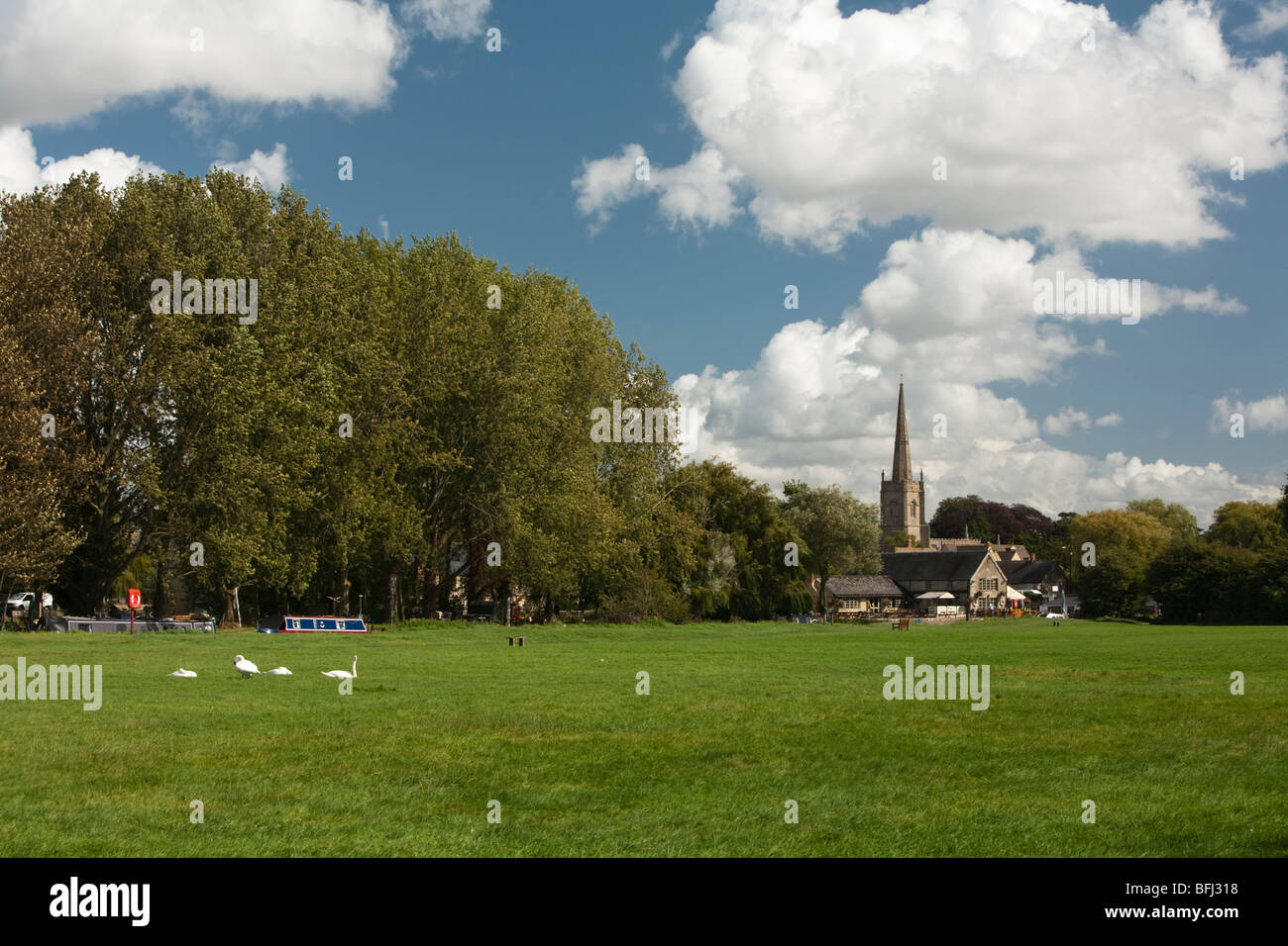 Das Pub am Flussufer und St.-Lorenz-Kirche von Riverside Park, Lechlade, Gloucestershire, Großbritannien Stockfoto