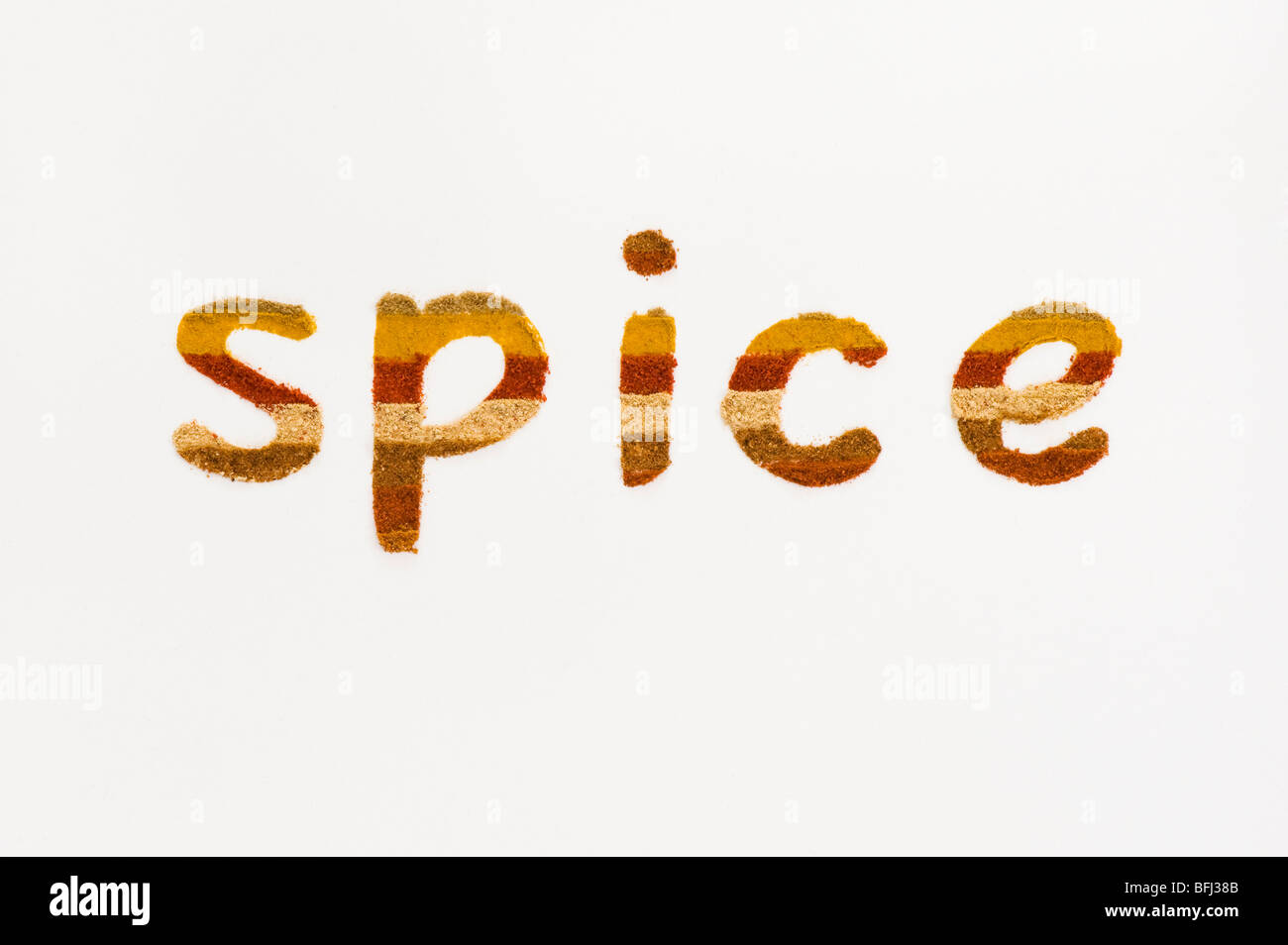 Das Wort "Spice" geschrieben in indischen Gewürzen auf weißem Hintergrund Stockfoto