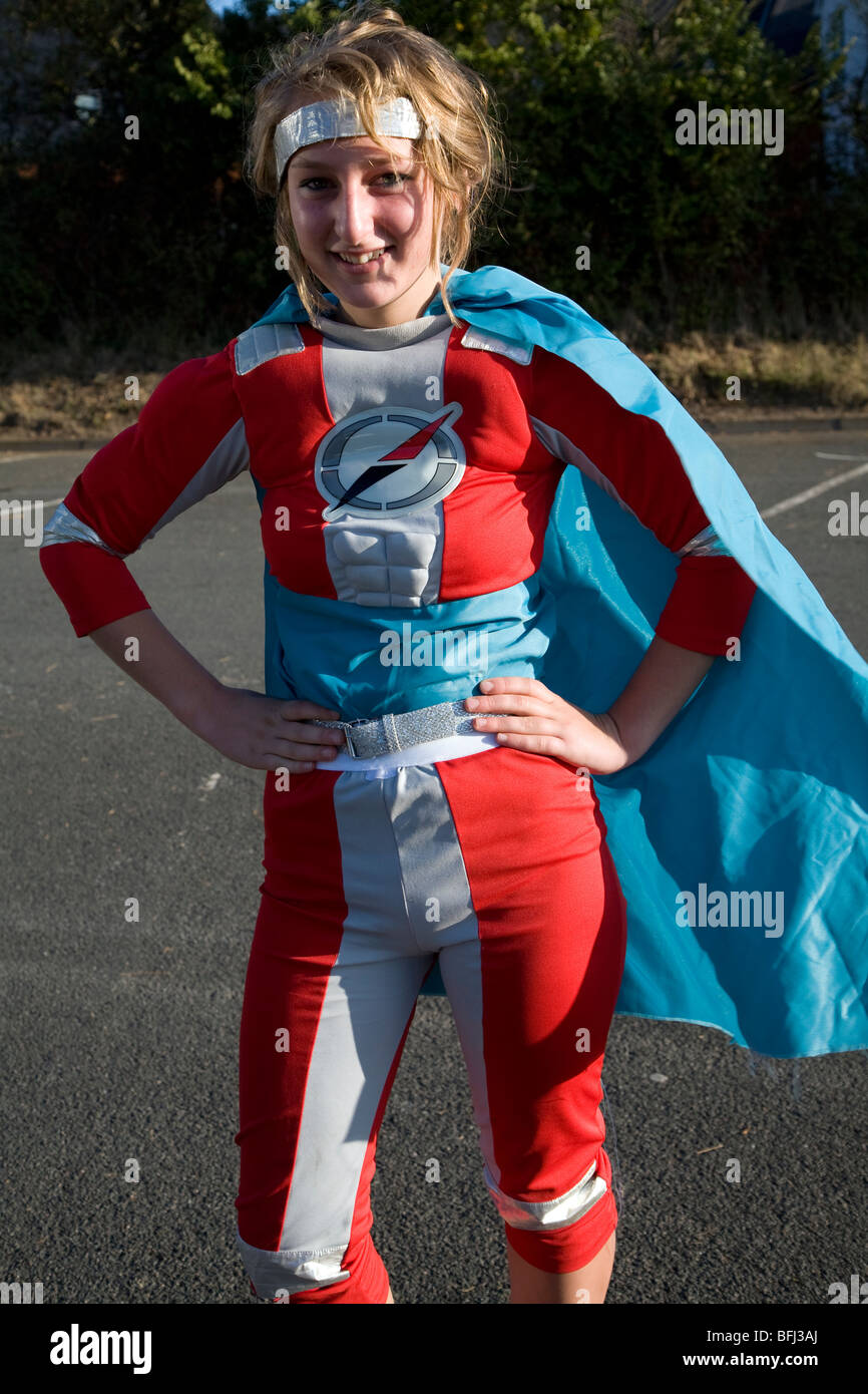 Teenager-Mädchen in Superhelden-Kostüm Stockfoto