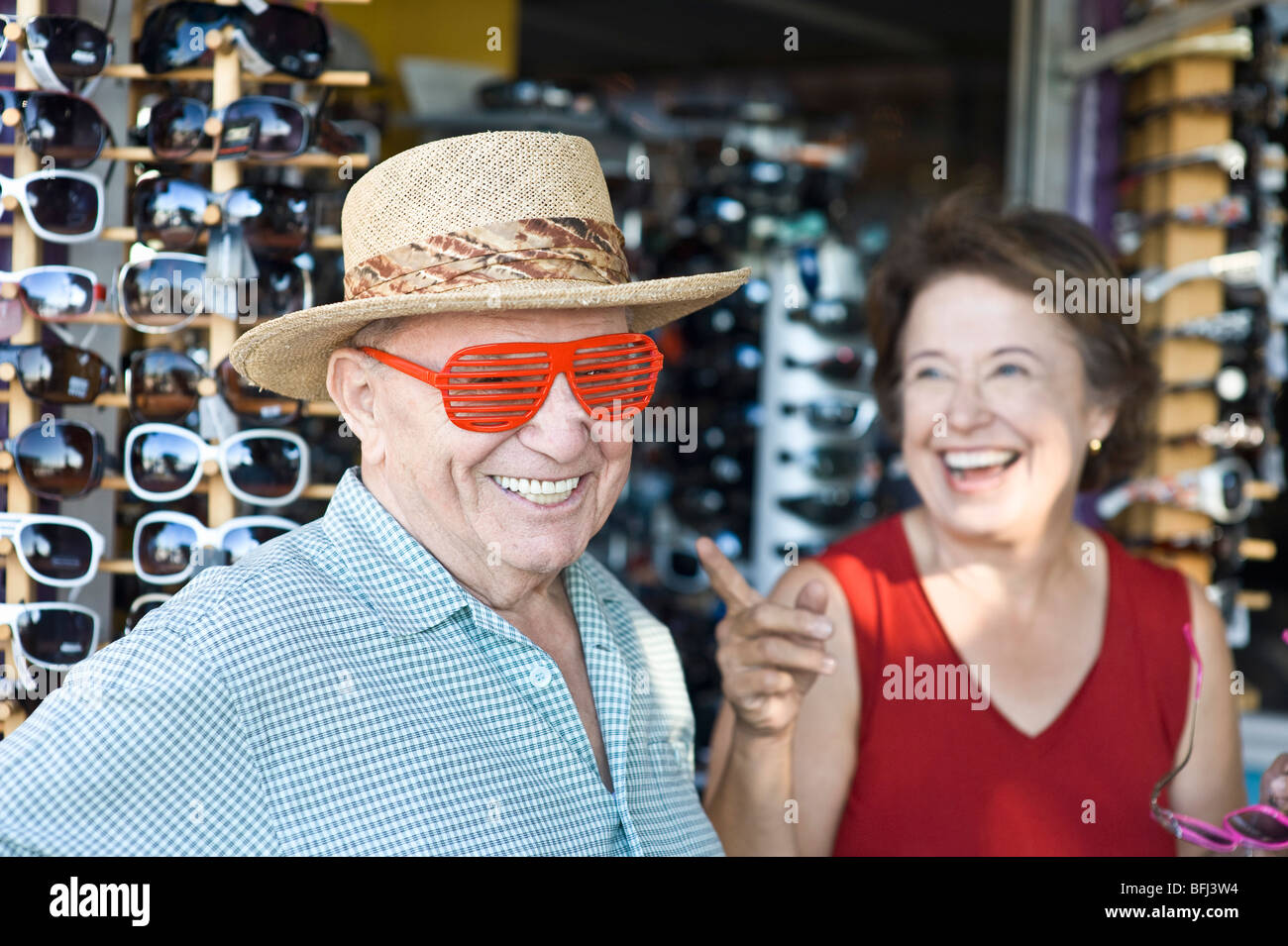 Älteres paar anprobieren Sonnenbrille, Lächeln Stockfoto