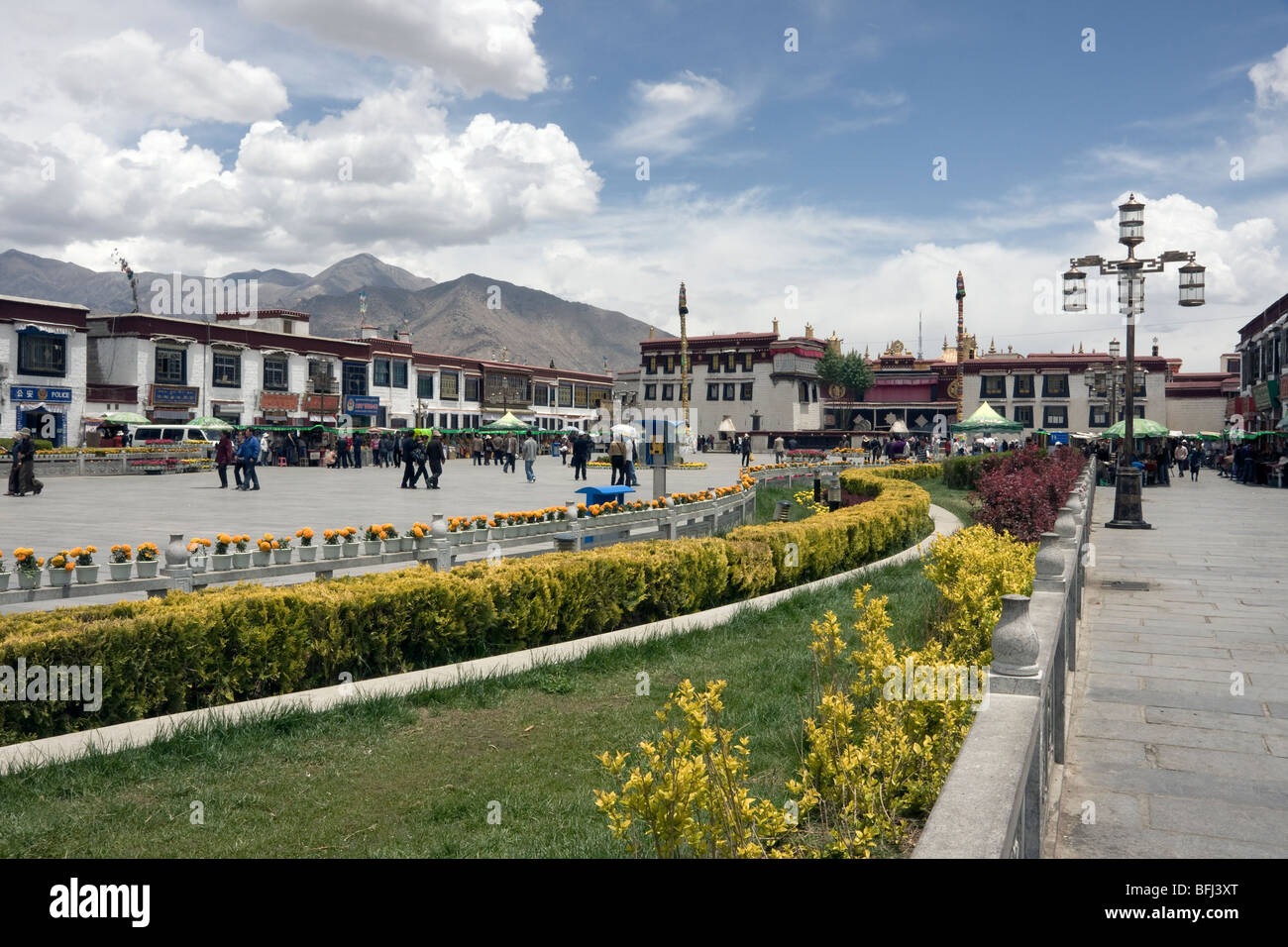 Ansicht des Barkhor Square und der Jokhang in Lhasa mit Menschen und Blumen Stockfoto