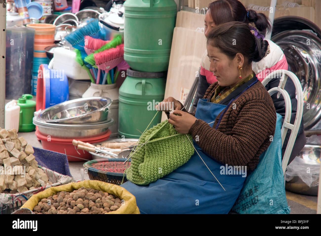 tibetische Chinesin Markt Händler stricken in der Altstadt von lhasa Stockfoto