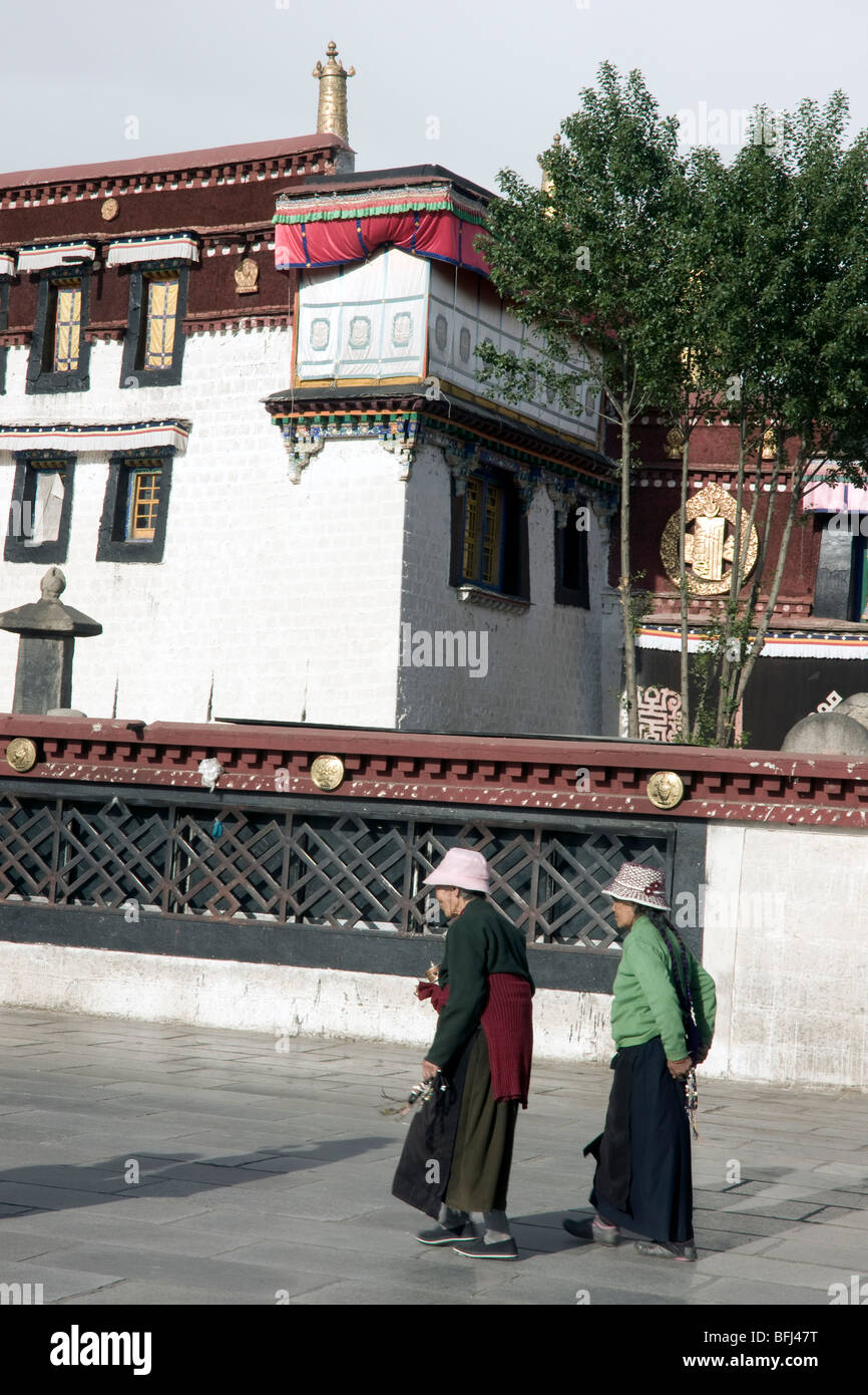 zwei Pilger, die Durchführung der Barkhor Rundweg um den jokhang Stockfoto