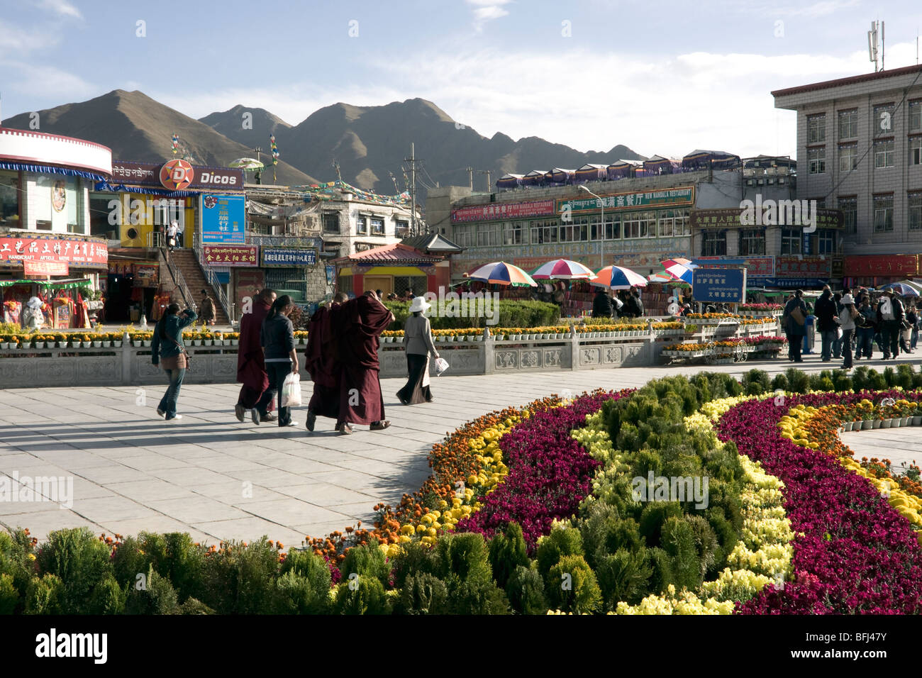 Blumen und Menschen in der Barkhor square, lhasa Stockfoto