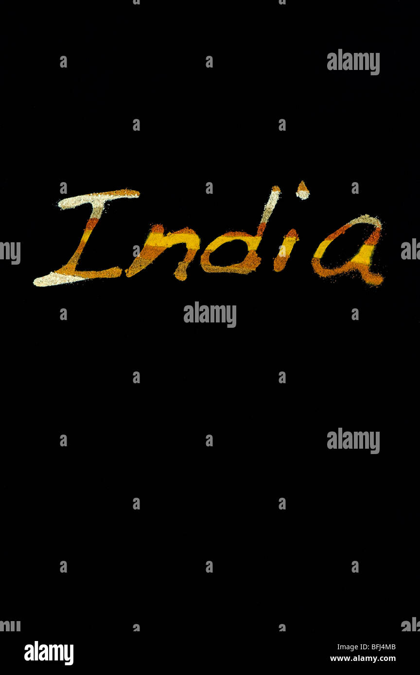 Das Wort "Indien" geschrieben in indischen Gewürzen auf schwarzem Hintergrund Stockfoto