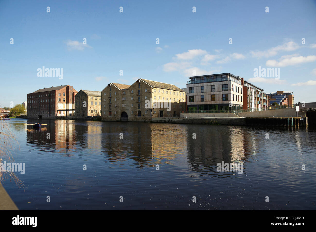 Riverside-Mühle-Konvertierung und Waterfront Apartments neben dem Fluß Calder, Wakefield, West Yorkshire Stockfoto