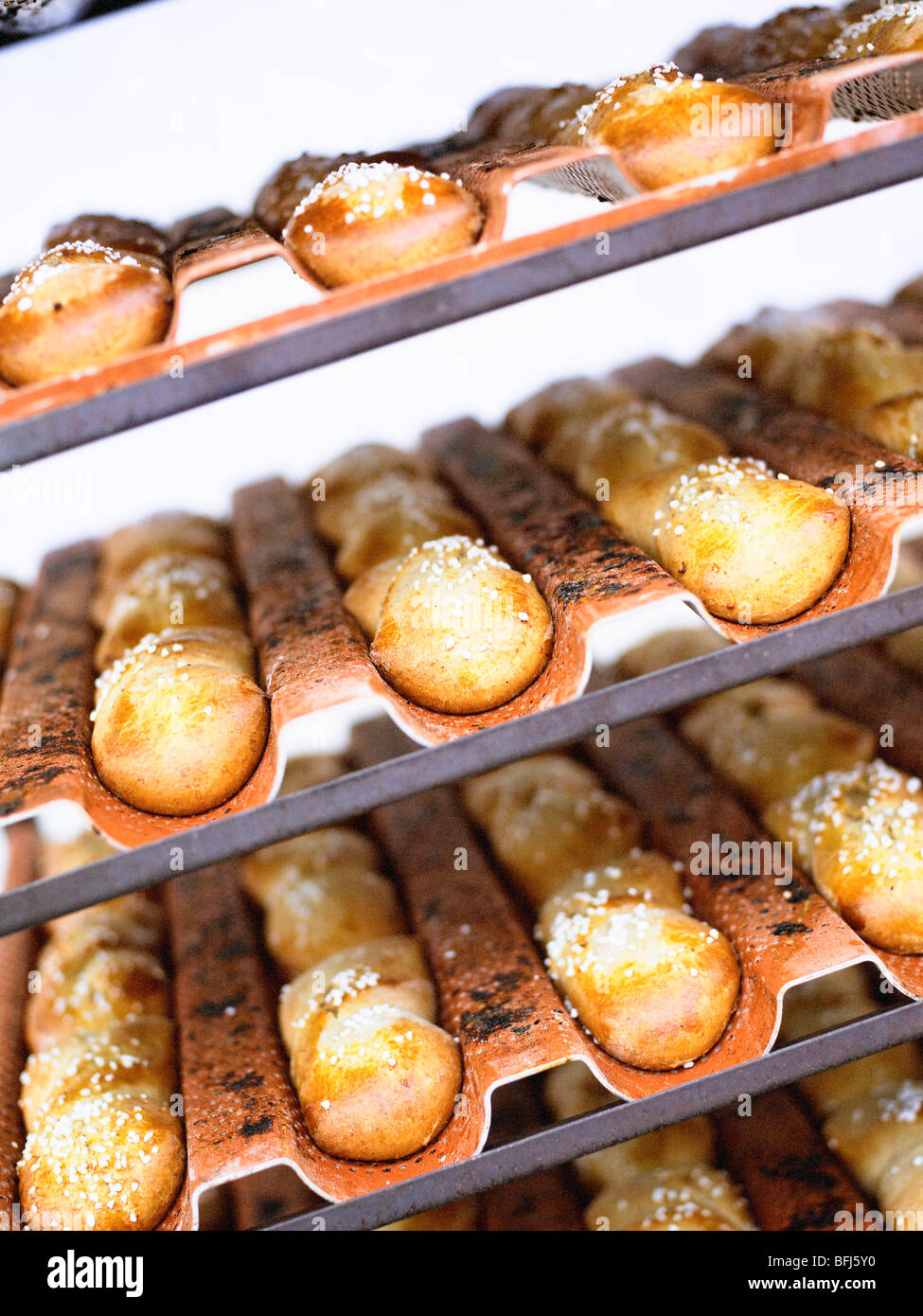 Neu gebackenes Brot auf Backbleche, Schweden. Stockfoto