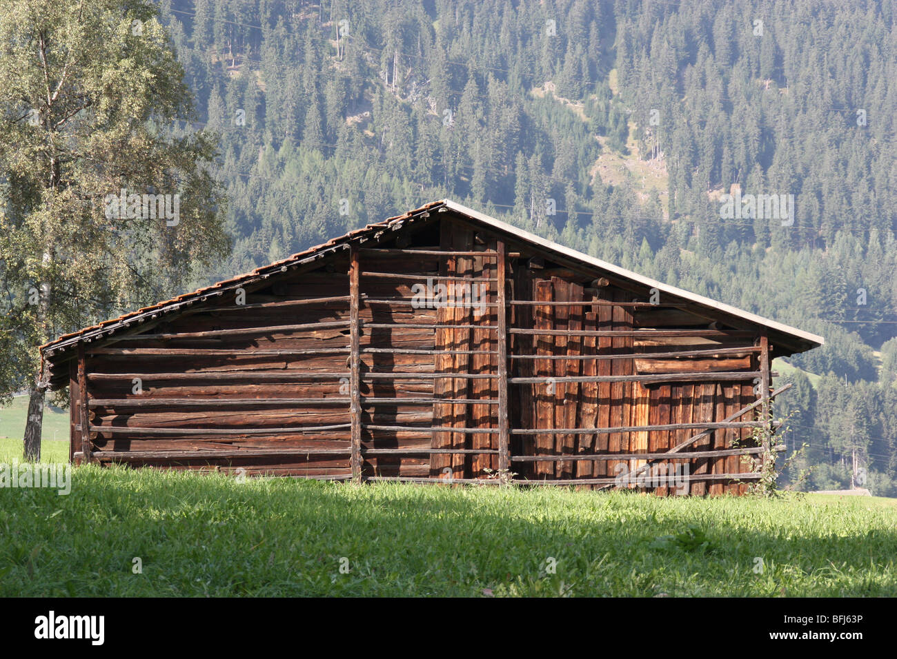 Bauernhof Ferienhaus im ländlichen alpinen Umgebung Stockfoto