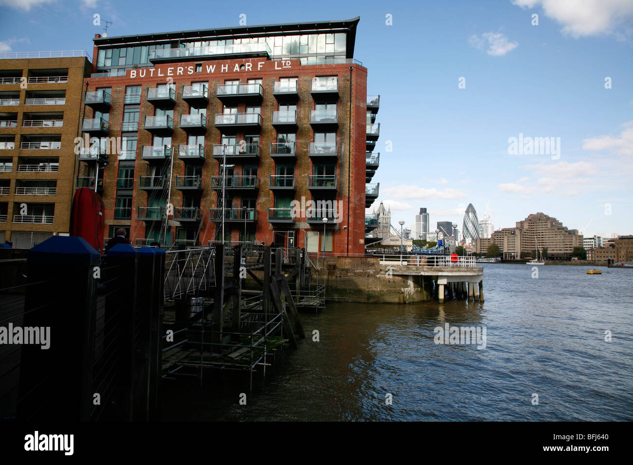 Blick auf die Tower Bridge und die Gurke von Butlers Wharf, Bermondsey, London, UK Stockfoto