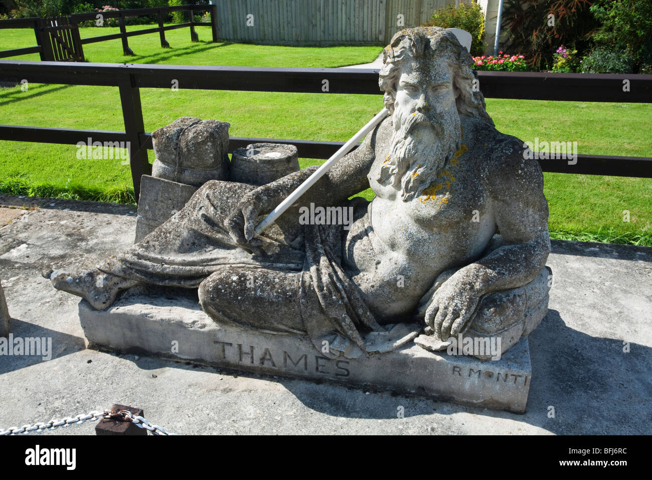 Vater Themse an Str. Johns Schleuse auf der Themse in Lechlade, Gloucestershire, Großbritannien Stockfoto