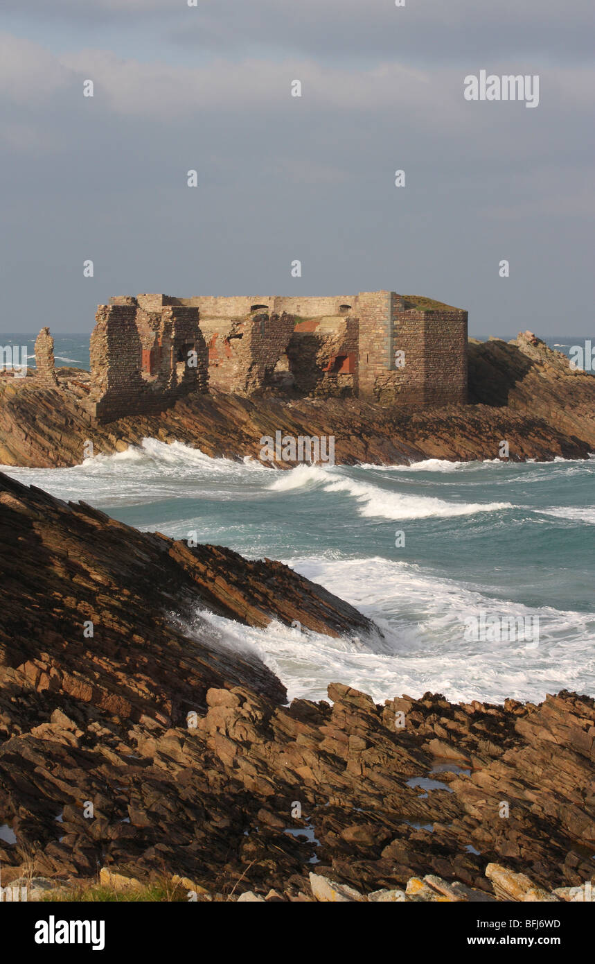 Britischen Kanalinseln. Alderney. Blick auf Küste Ruine des viktorianischen Fort Les Hommeaux Florains. Stockfoto