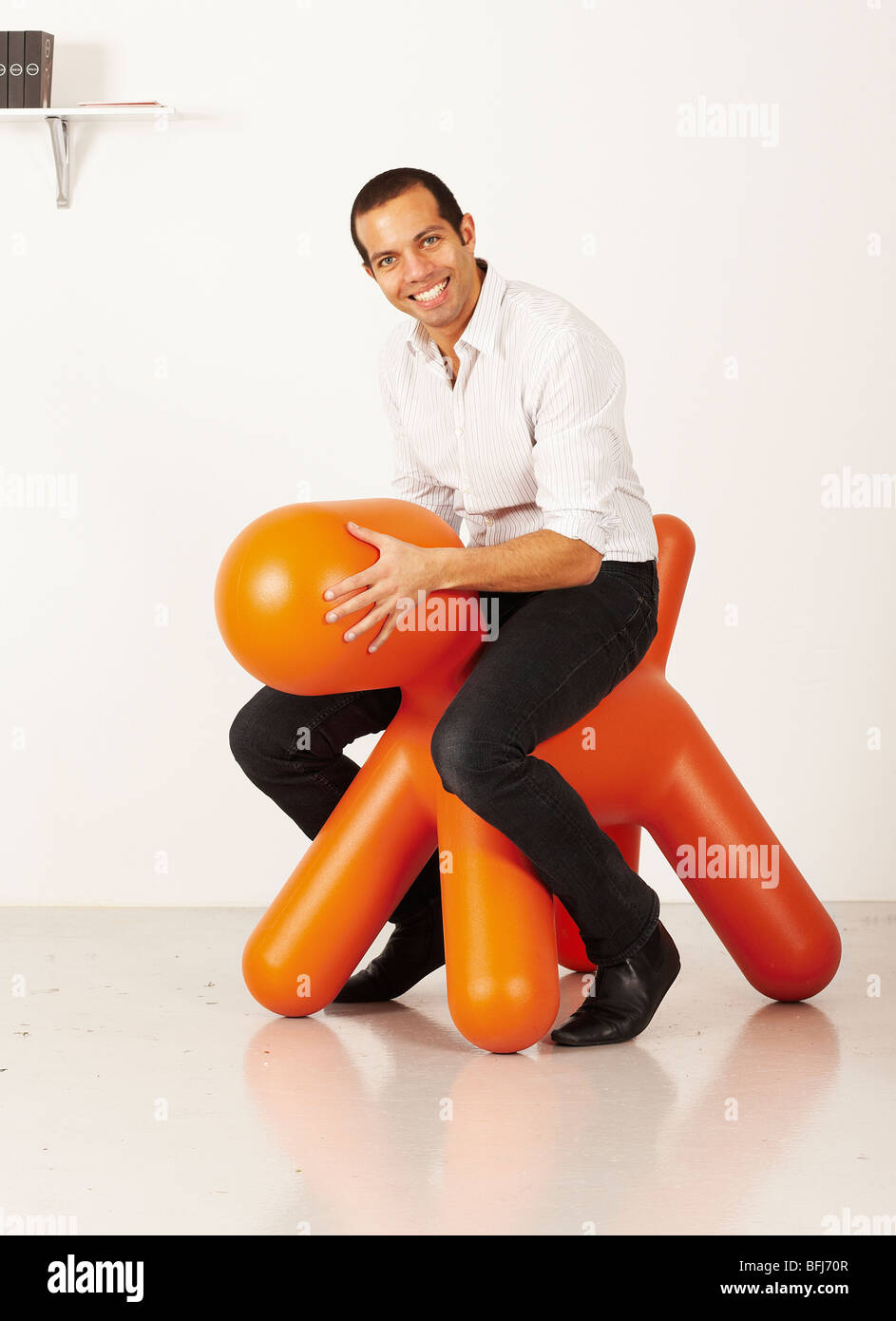 Mann, die Interaktion mit einem Kunststoff-Hund, Schweden. Stockfoto