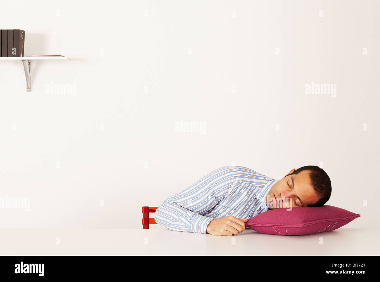 Mann seinen Kopf auf einem lila Kissen, Schweden ruht. Stockfoto