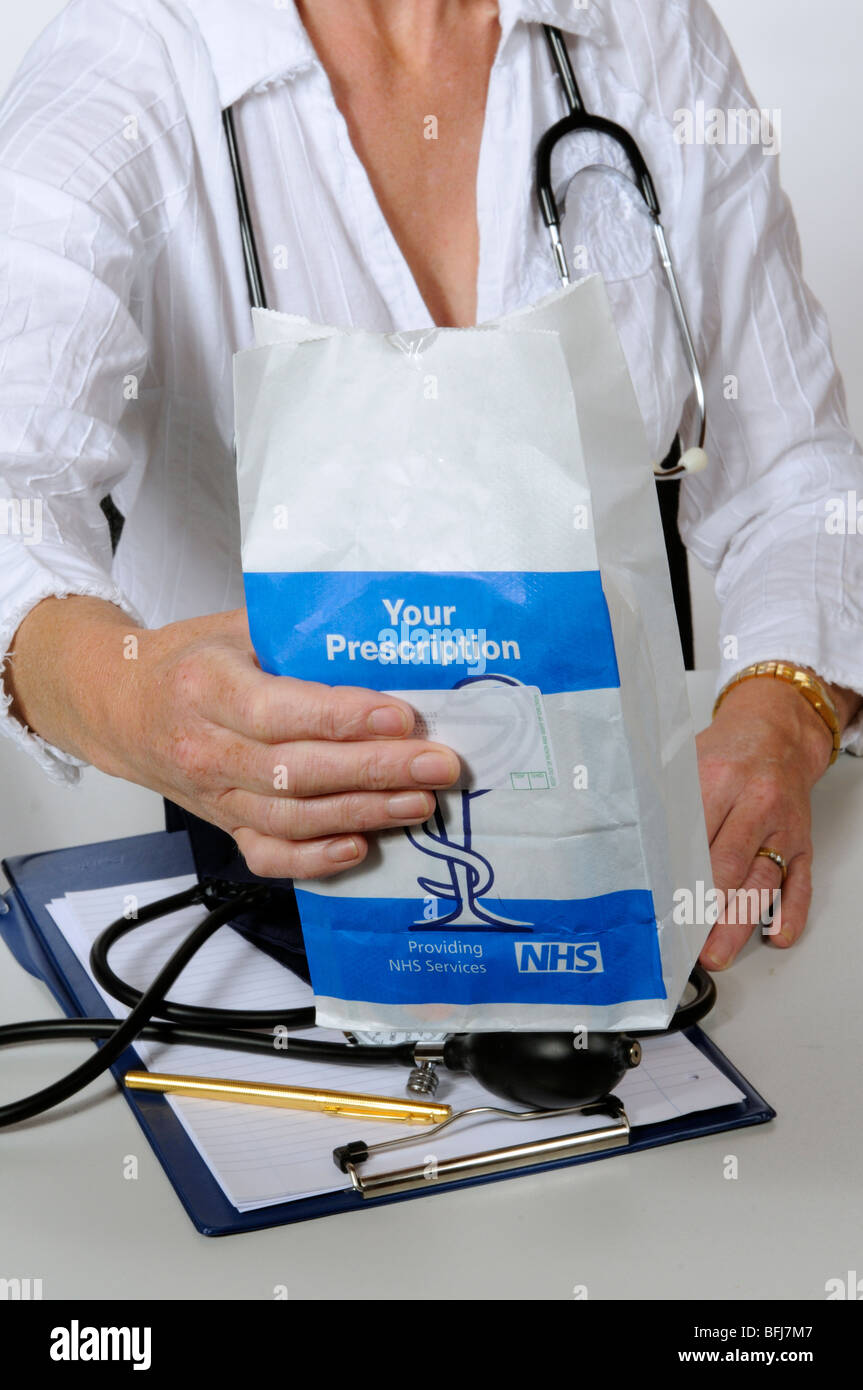 NHS Rezept Papiertüte mit verordneten Medikamenten Stockfoto