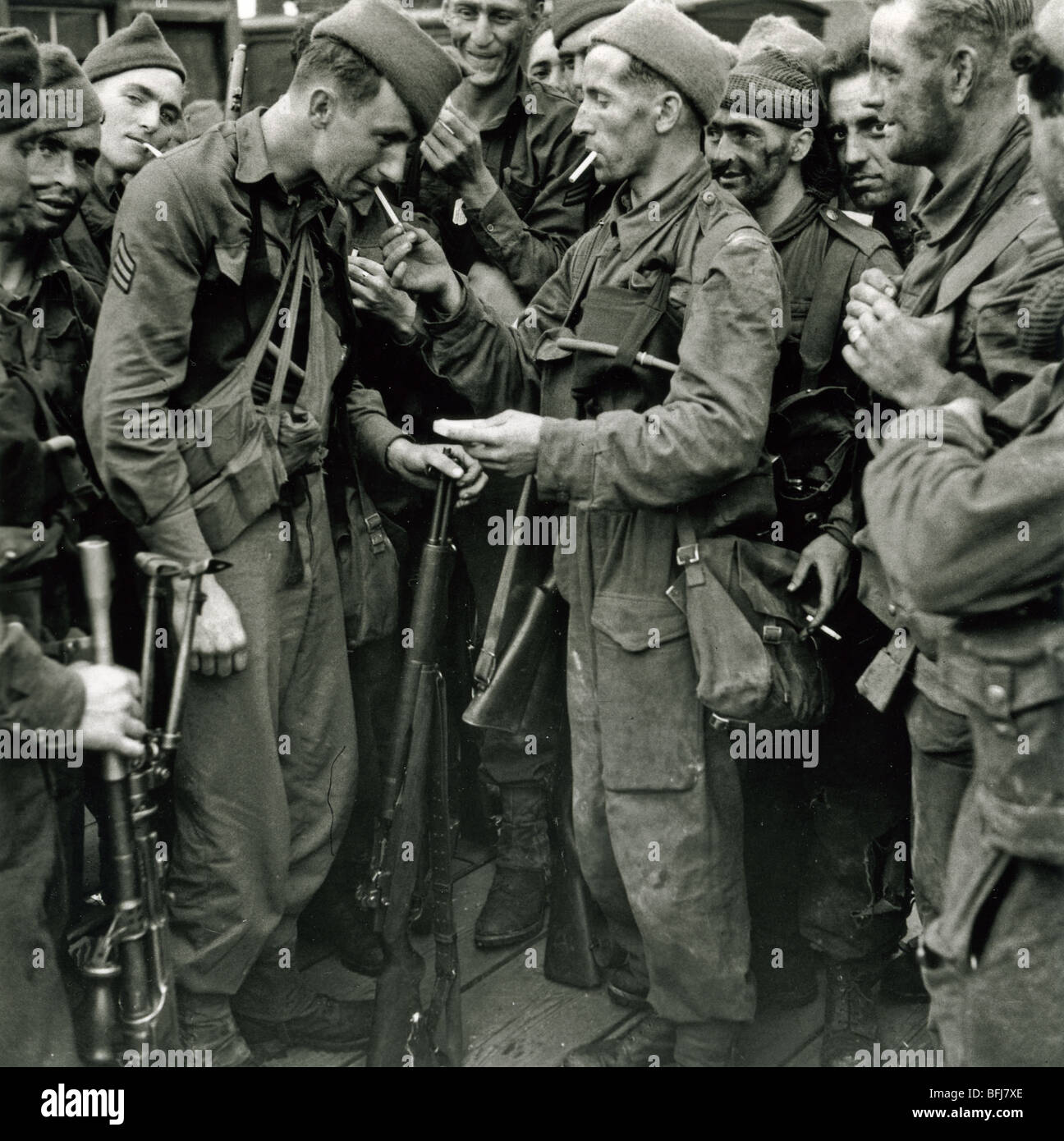 DIEPPE RAID August 1942 - American Rangers (links) und britischen Commandos Erfahrungen nach der Rückkehr aus dem Raid. Stockfoto