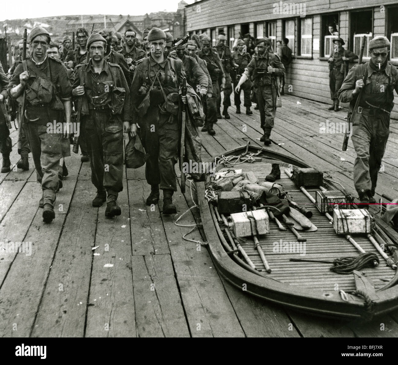 DIEPPE RAID kommen August 1942 - erschöpft-Kommandos zurück an Newhaven nach dem Überfall. Einem zusammenklappbaren Boot ist auf der rechten Seite sehen. Stockfoto