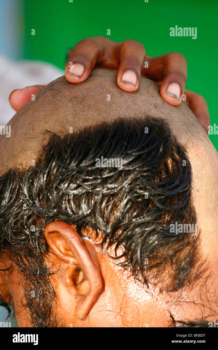 Head shaving hindu Fotos und Bildmaterial in hoher Auflösung Alamy