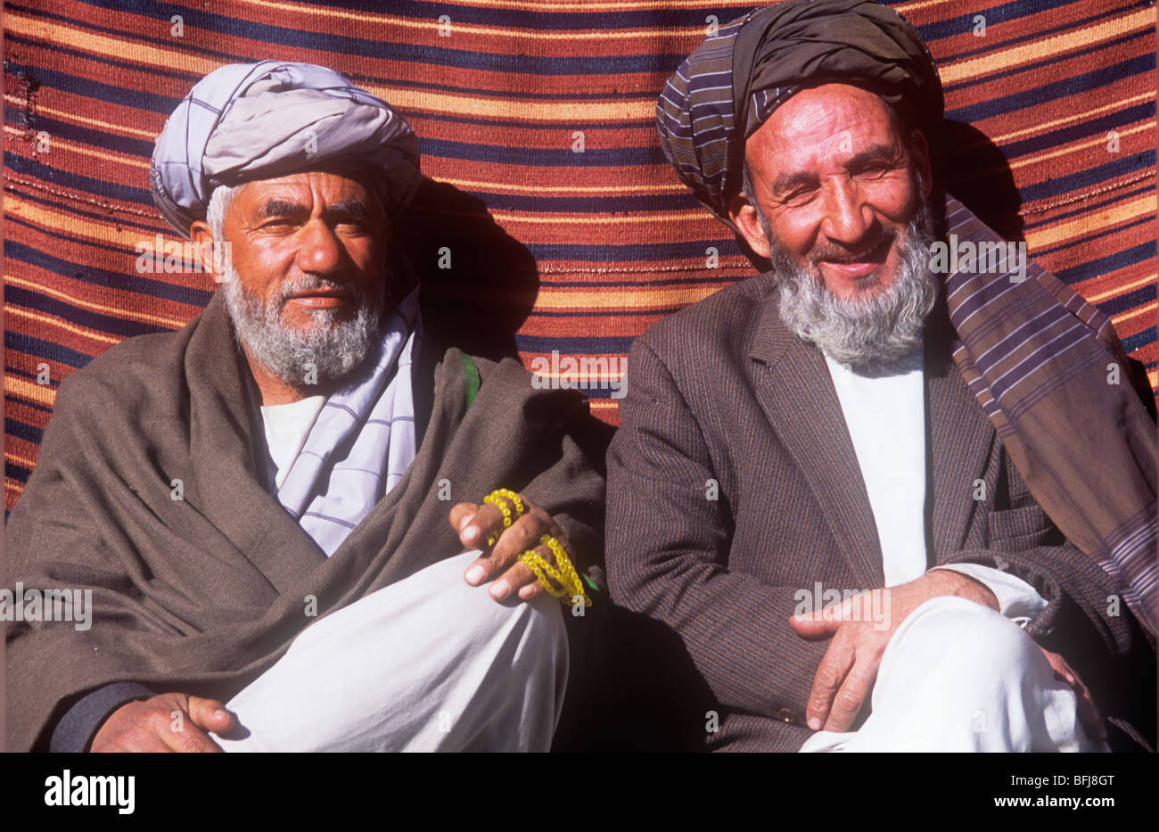 Zwei Afgan Männer sitzen in der Sonne, Chicken Street, Kabul Stockfoto