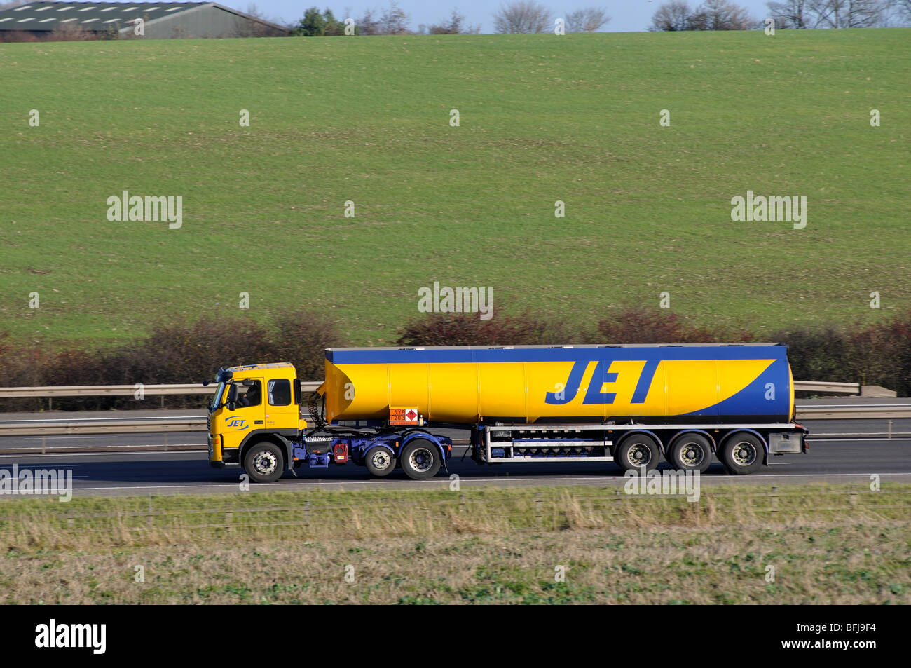 Jet-Tanker-LKW auf M40 Autobahn, Warwickshire, England, UK Stockfoto