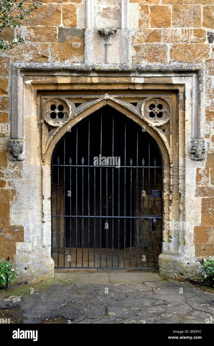 Südportal von St. Peter Ad Vincula Kirche, South Newington, Oxfordshire, England, UK Stockfoto