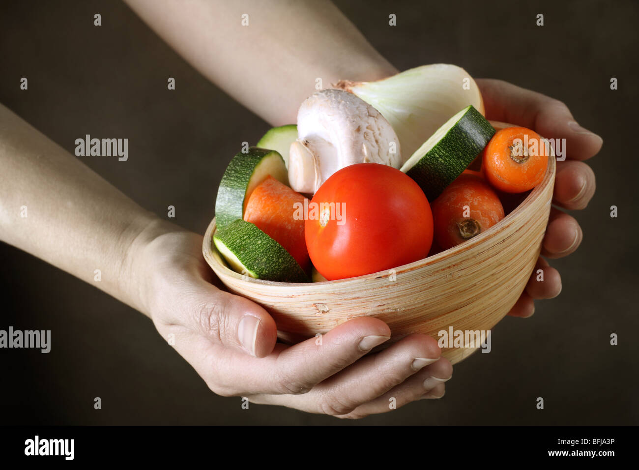 Schüssel mit frischem Gemüse Stockfoto