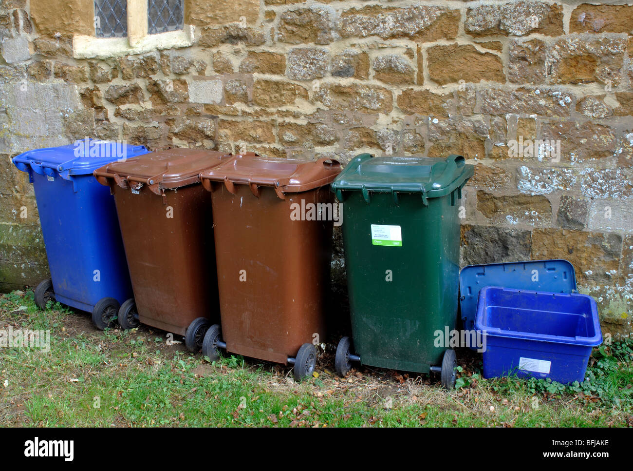 Recycling-Behälter außerhalb St. Peter Ad Vincula Kirche, South Newington, Oxfordshire, England, UK Stockfoto