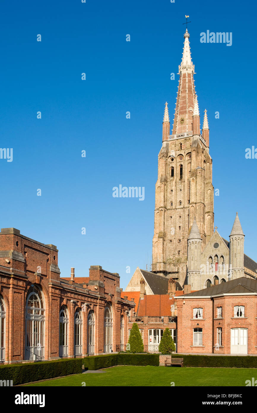 Church of Our Lady, Brügge, Belgien, gesehen vom Viereck Str. Johns Krankenhaus Kongresszentrum. Stockfoto