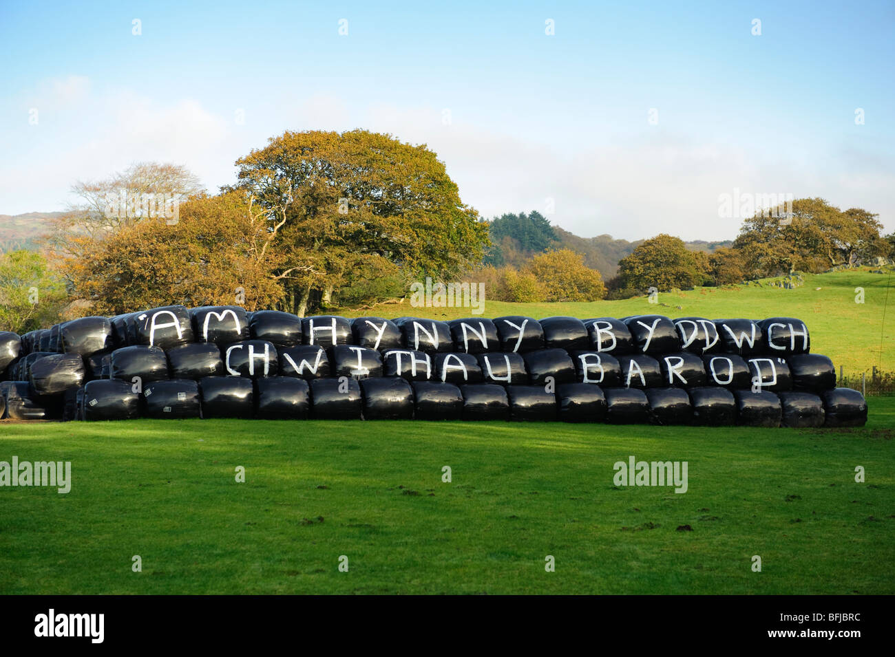 Walisische Sprache Bibelvers: bin Hynny Byddwch Chwithau Barod (Matthäus 24:44 - deshalb seid auch bereit) auf schwarzen Silage Taschen Stockfoto