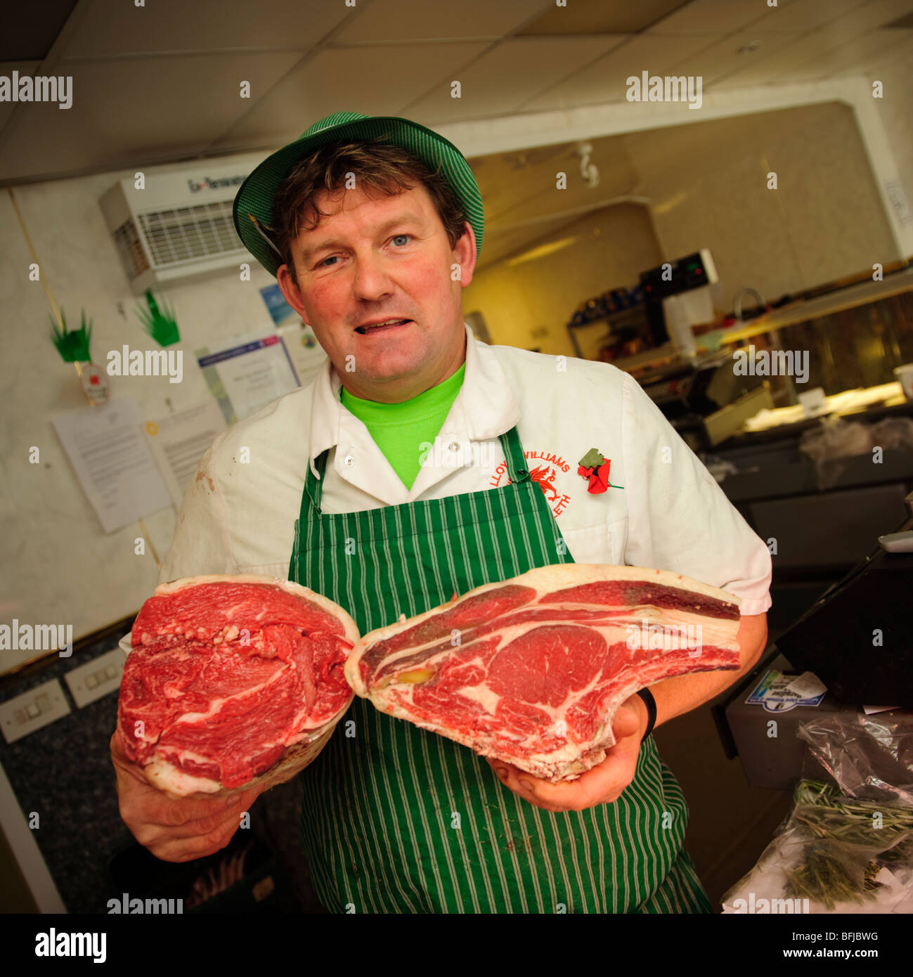 William Lloyd Williams MBE, Fleischer, Machynlleth, Powys, Wales UK, hält Gelenke von Prime lokal produzierte Rindfleisch Stockfoto